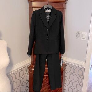 NWT Tahari- Arthur S Levine 2 Piece Women’s Suit - Black / Size 4